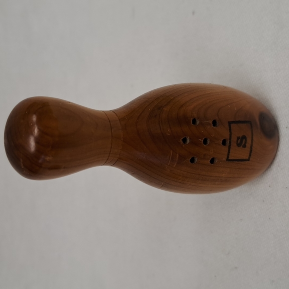 Vintage wood bowling pin and ball salt and pepper set - Picture 2 of 9
